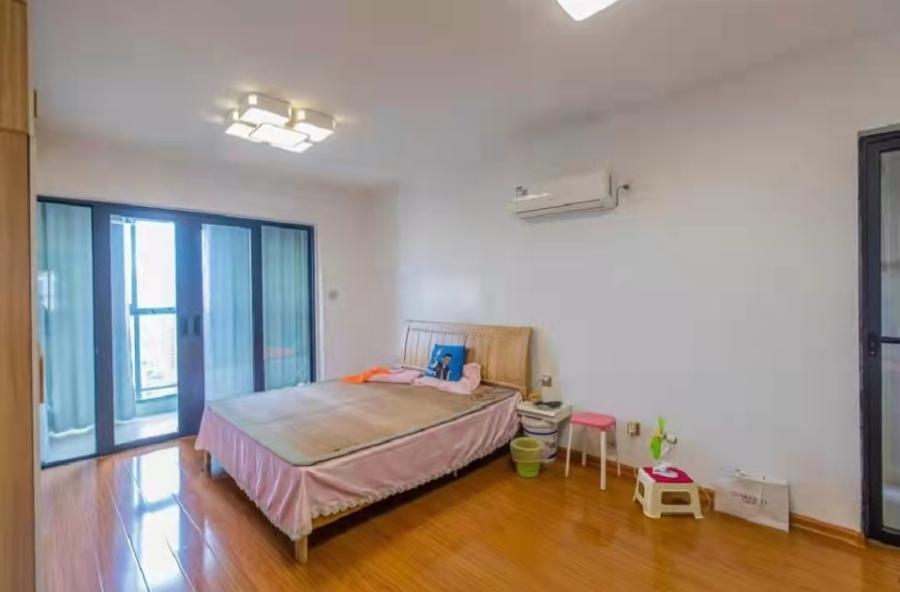 藍(lán)山郡法拍房三期G棟2704室（包括室內(nèi)可移動(dòng)的家具家電，但不含冰箱）