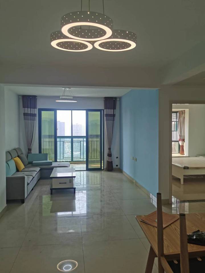 富基世紀(jì)公園法拍房50、51棟2806房及室內(nèi)家具家電