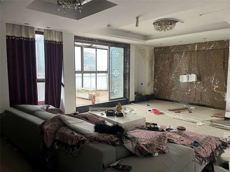 佳兆業(yè)水岸新都法拍房76、77棟404號房屋及室內(nèi)物品