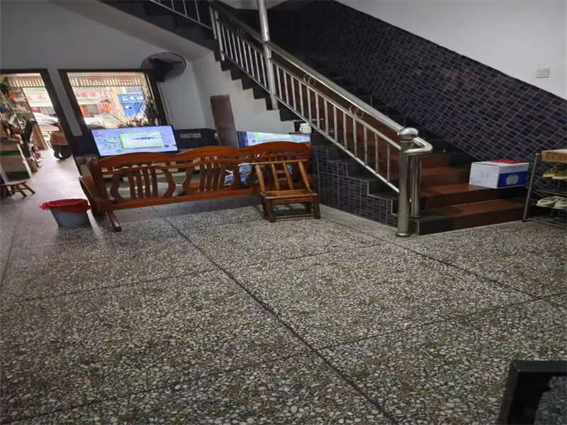 機(jī)場(chǎng)口社區(qū)法拍房101室、201室