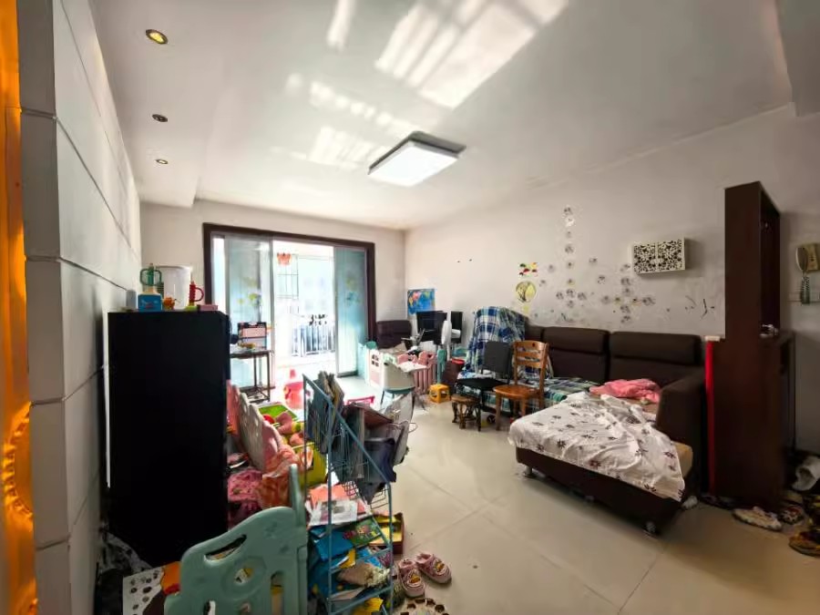 華銀小區(qū)法拍房11號棟804房